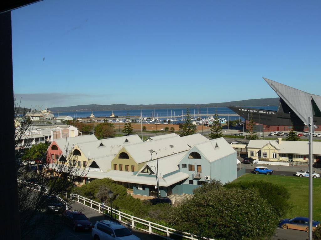 Six Degrees Boutique Hotel Albany Room photo