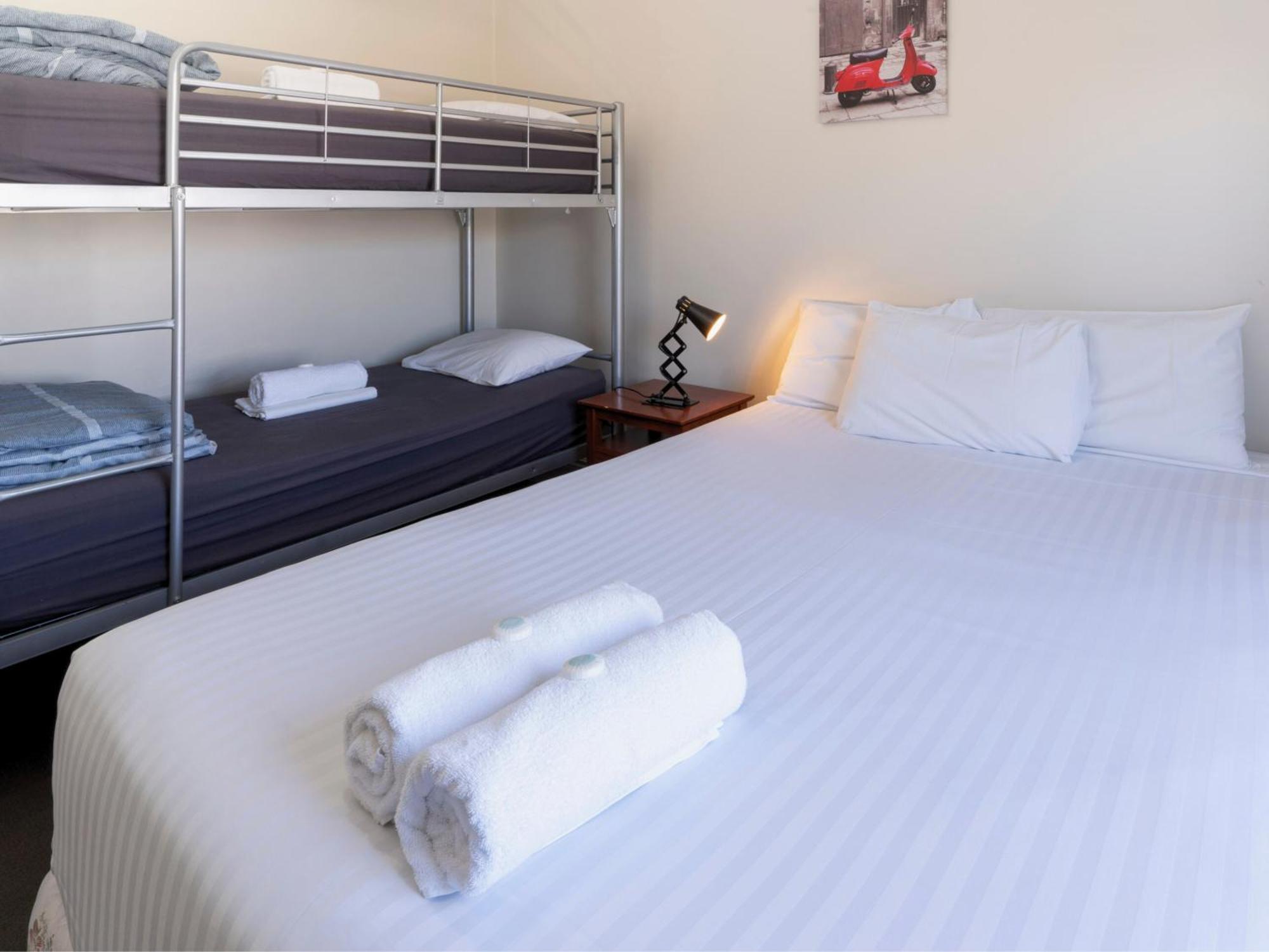 Six Degrees Boutique Hotel Albany Room photo