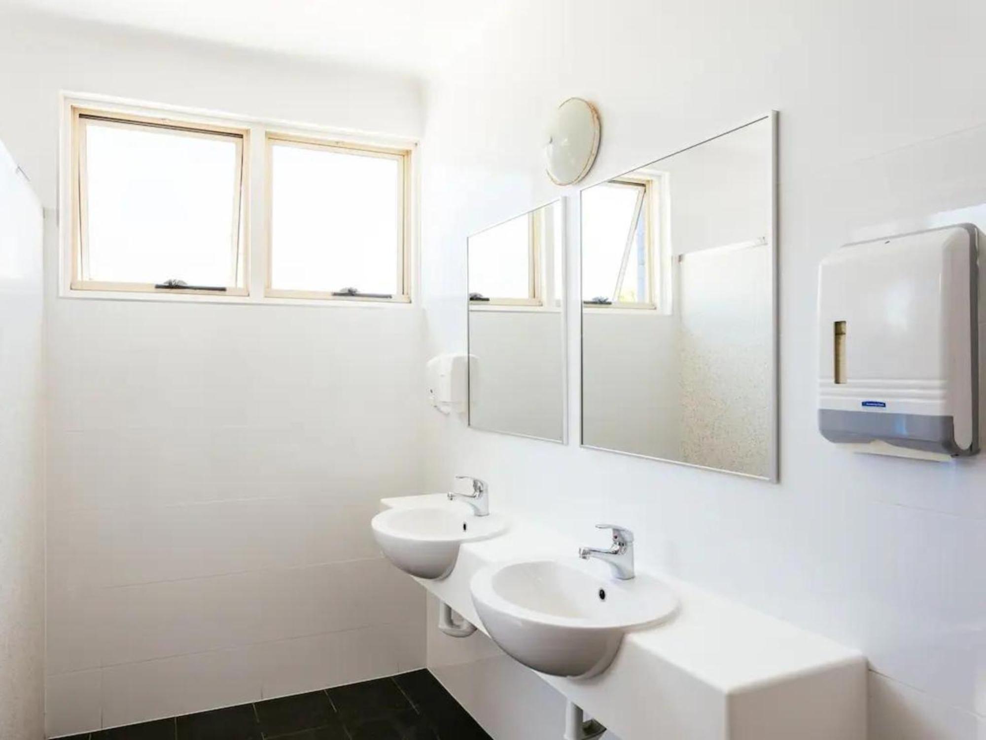 Six Degrees Boutique Hotel Albany Room photo